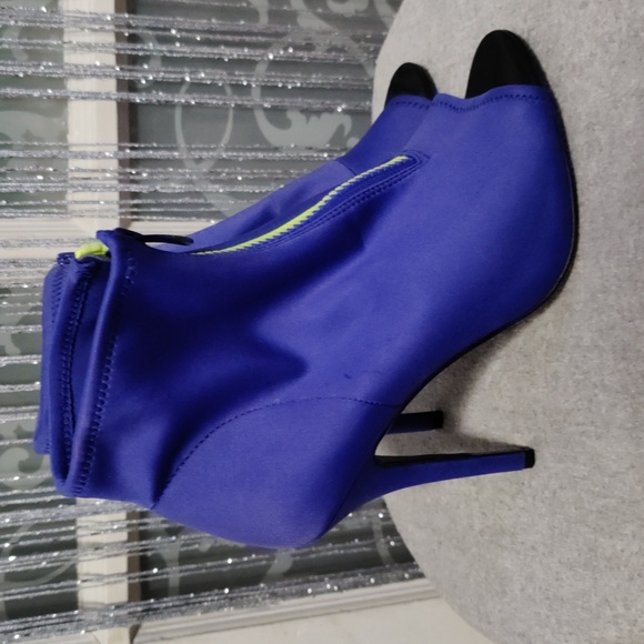 Aldo size 71/2 4inch open toe heels. True to size. - Picture 2 of 6